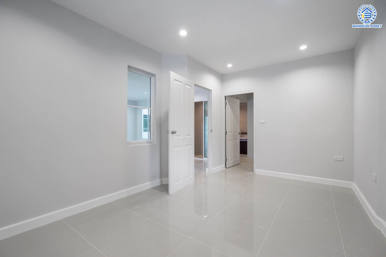 บ้านมือสองตกแต่งใหม่ แบรนด์ LH ม.ชลลดา บางใหญ่-เซ็นทรัลเวสต์เกต หลังใหญ่ เนื้อที่ 52.5 ตร.ว. ฟังก์ชัน 5 ห้องนอน (มีห้องนอนชั้นล่าง 2 ห้อง) 2 ห้องน้ำ 2 ที่จอดรถ Facilities ครบครัน บนทำเลเดินทางสะดวก เชื่อมต่อถ.กาญจนาภิเษก และเพียง 10 นาทีถึงรถไฟฟ้า "สถานีคลองบางไผ่"